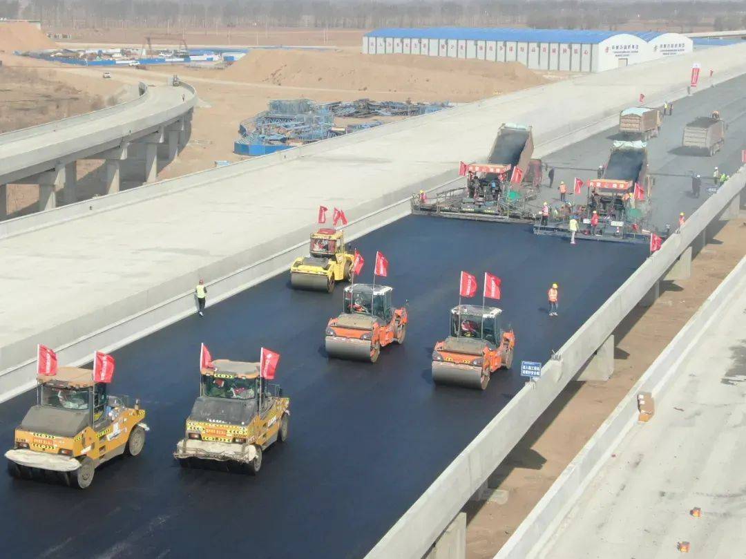 s43 呼和浩特新機(jī)場高速公路項目開展瀝青路面攤鋪作業(yè)