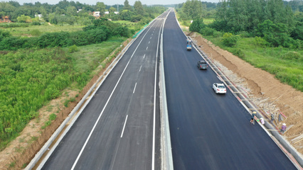 通車在即┃信陽G312線新建公路工程Ⅱ標(biāo)段主線瀝青攤鋪完成