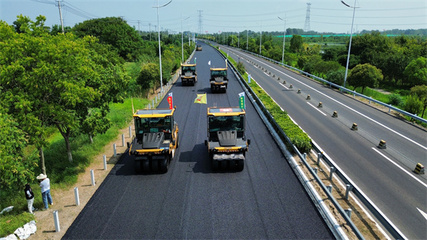 江蘇省首創(chuàng)無人集群施工瀝青下面層 助力&ldquo;蘇式養(yǎng)護&rdquo;打造淮安樣板