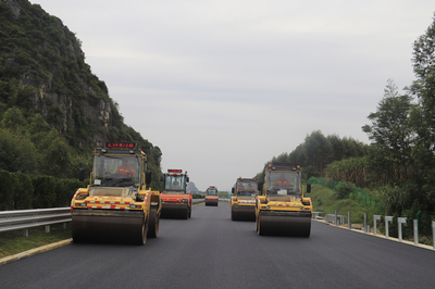 通車倒計(jì)時(shí)!吳隆高速公路主線瀝青路面順利完成攤鋪