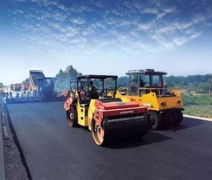 壓路機(jī)坡道上碾壓瀝青混合料路面時的六大注意事項(xiàng)